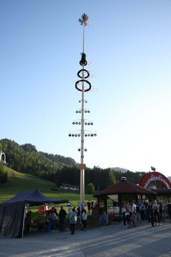 2. Platz/Waidring: Die zahlreichen Zunftschilder und die drei Kränze des Waidringer Maibaums ...