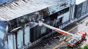 Am Montag sind ungefähr 20 Menschen bei einem Großbrand in einer südkoreanischen Fabrik ums Leben gekommen. (Bild: AP/Hong Ki-won)