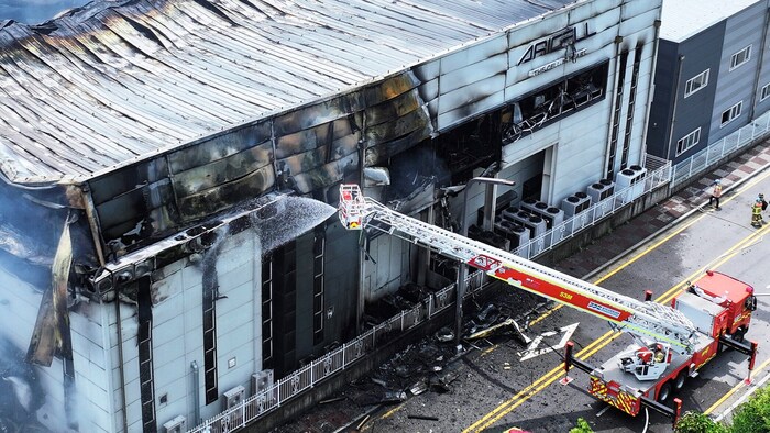 Pazartesi günü Güney Kore'de bir fabrikada çıkan büyük yangında yaklaşık 20 kişi hayatını ...