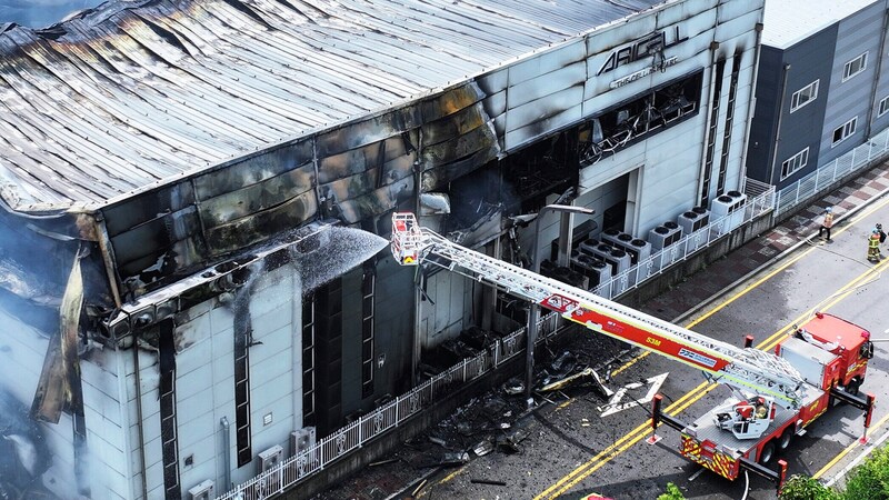 Am Montag sind ungefähr 20 Menschen bei einem Großbrand in einer südkoreanischen Fabrik ums Leben gekommen. (Bild: AP/Hong Ki-won)