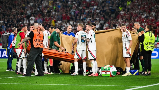 The medical staff looked after Barnabas Varga and a screen was erected. (Bild: AFP/Miguel MEDINA)