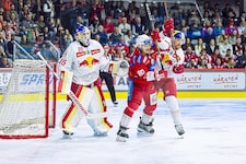 Neo-Eisbulle Niki Kraus (M.) – Eishockeyliga-Finale war der Stürmer noch Gegner von Goalie Atte ...