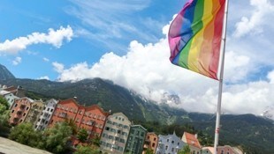 Regenbogenfahne auf der Innbrücke im Innsbrucker Stadtzentrum.