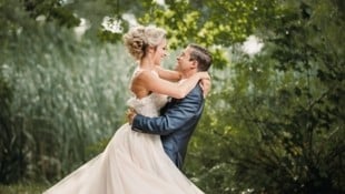 Im romantischen Ambiente des Biotops in Gols entstehen wunderschöne Hochzeitsfotos, wie das des ...