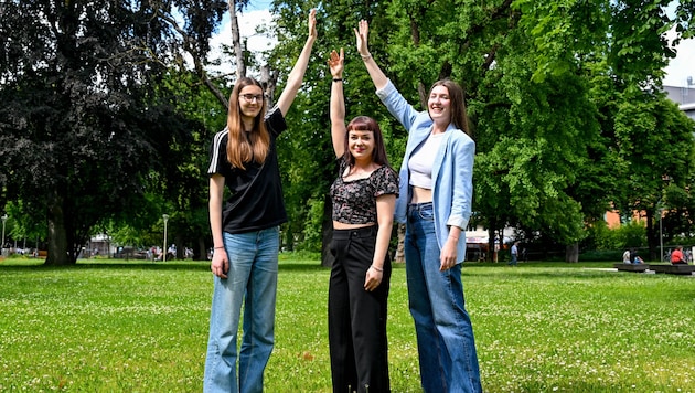 "Krone" secretary Melanie Honeder (1.65) looks like a dwarf next to Emeli Pocrnja (1.90) and ...