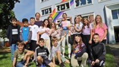 Die Kinder der 4b der Regenbogenschule in Attnang-Puchheim sind stolz auf das selbst geschriebene Kinderbuch. (Bild: Hörmandinger Marion/Marion Hörmandinger)