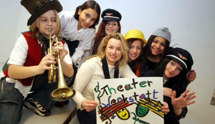 Fendesack with pupils in the theater workshop