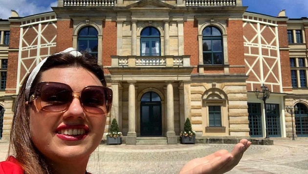 Singer Katerina Dankevich in front of the opera house in Bayreuth. (Bild: JHP)