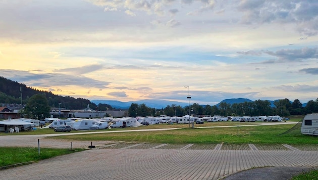 Dozens of caravans are parked on the Bleiburg market meadow. (Bild: zVg)