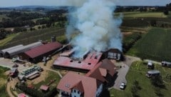 Ein Wirtschaftsgebäude in St. Marienkirchen an der Polsenz stand Montagnachmittag in Vollbrand. (Bild: Matthias Lauber/laumat.at)