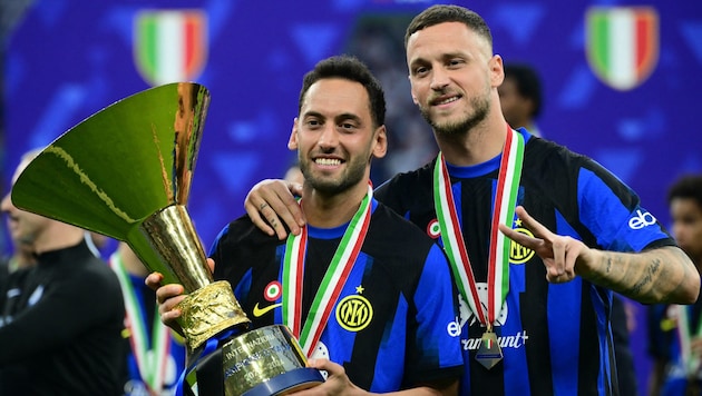 Hakan Calhanoglu (links) mit Marko Arnautovic bei der Meisterfeier von Inter Mailand. (Bild: AFP/APA/Marco BERTORELLO)