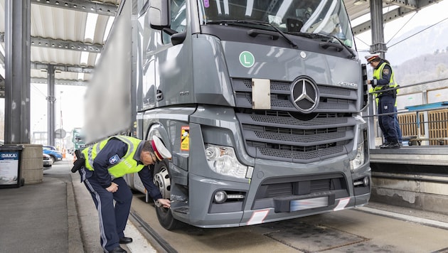 In Kontrollstellen wie Radfeld werden die Lkw unter die Lupe genommen. (Bild: Land Tirol/Die Fotografen, Krone KREATIV)