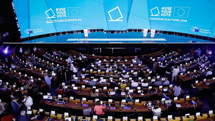 Schnappschuss aus der Wahlnacht vom 9. Juni: Journalisten im EU-Parlament warten auf die ...