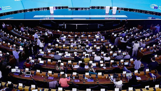 Das EU-Parlament will 4,3 Millionen Euro von Rechtsaußen-Parteien zurück, es soll sich um ...