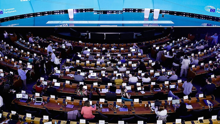 Schnappschuss aus der Wahlnacht vom 9. Juni: Journalisten im EU-Parlament warten auf die ...