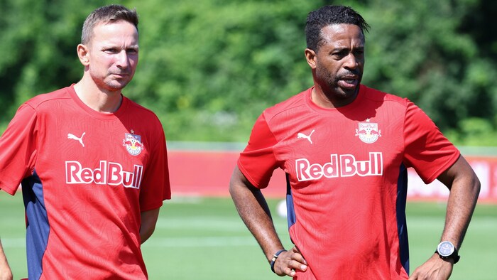Pepijn Lijnders (left) and Eddie Gustafsson at the start of training.