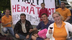 Fritz Gurgiser (zweiter v.l.) und sein Transitforum sind seit drei Jahrzehnten gegen die Verkehrsbelastungen aktiv. (Bild: Transitforum Austria)