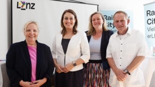 V.l.: LGBTIQA+-Beauftragte Patricia Kurz-Khattab, Vizebürgermeisterin Tina Blöchl, Paula Wessela (Verein Bily) und Johannes Wahala (Courage). (Bild: Stadt Linz)