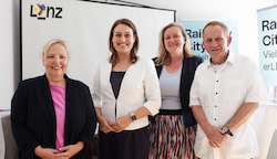 V.l.: LGBTIQA+-Beauftragte Patricia Kurz-Khattab, Vizebürgermeisterin Tina Blöchl, Paula Wessela ...