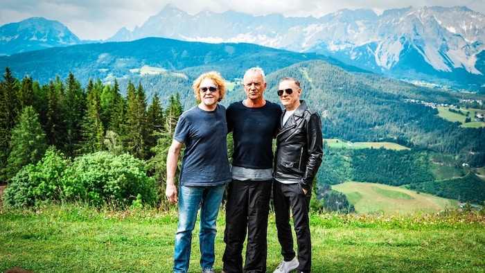 von links: Mick Hucknall (Simply Red), STing und Bryan Adams machen beim Ski Opening ...