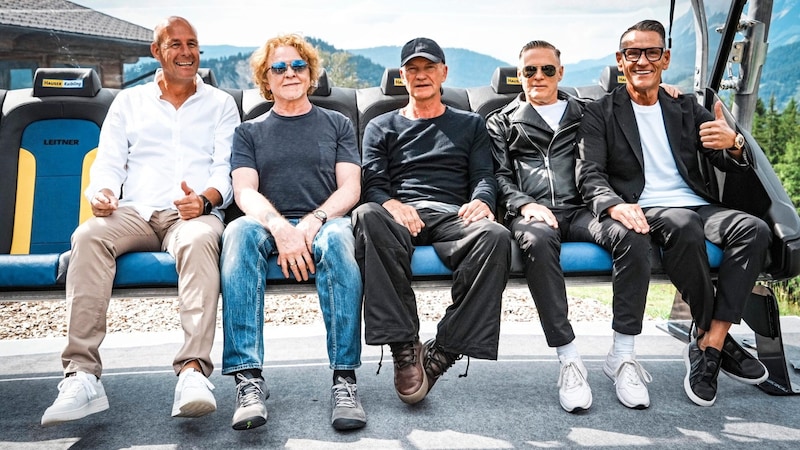 Kipróbálom: Klaus Hofstätter házigazda, Mick Hucknall, Sting, Bryan Adams és Klaus Leutgeb szervező (balról). (Bild: Sepp Pail)