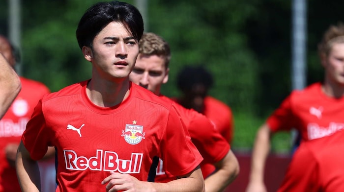 Neuzugang Takumu Kawamura war beim ersten Mannschaftstraining dabei.