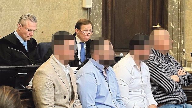 Bir baba (sağda) ve üç oğlu Viyana'da sanık sandalyesinde (Bild: Bissuti)