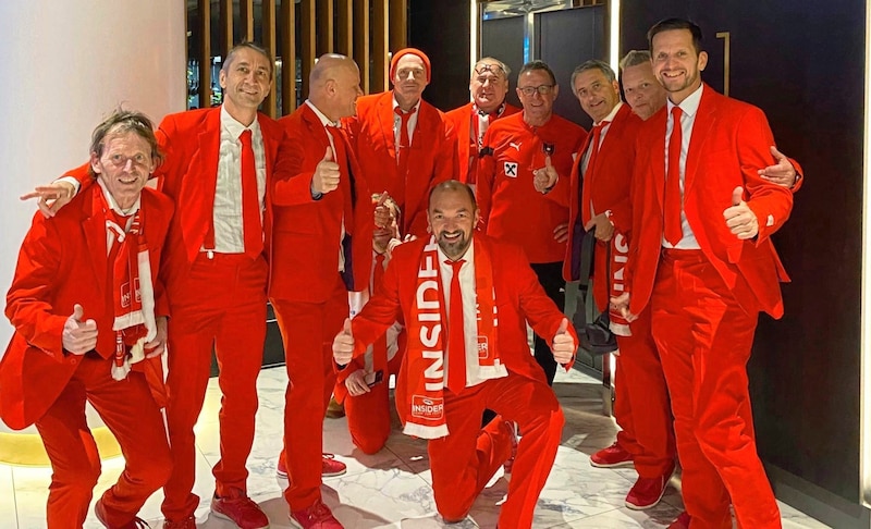 Auch Teamchef Ralf Rangnick posierte schon mit den Red Hot Austrian Fans. (Bild: Red Hot Austrian Fans)