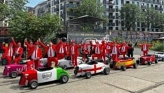 Die Red Hot Austrian Fans hatten in Berlin auch mit „HotRods“ in den Farben der EM-Teilnehmerländer schon ihre Gaudi. (Bild: Red Hot Austrian Fans)