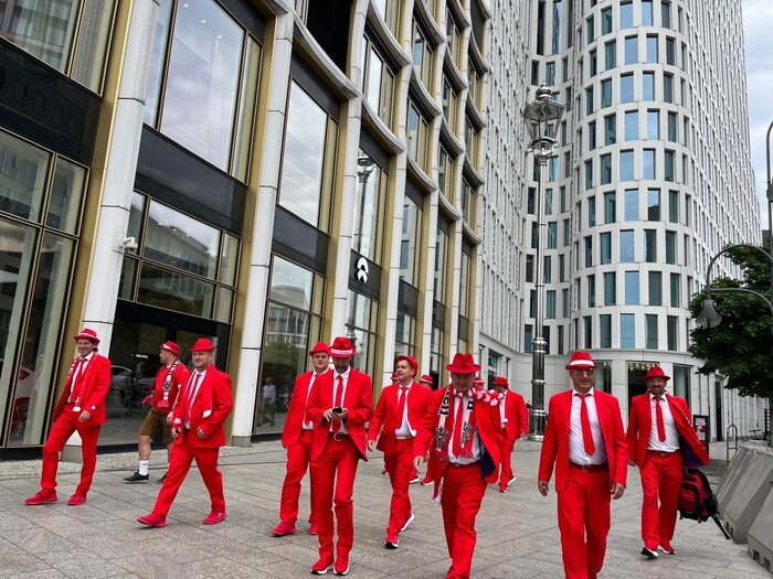 Als Gruppe erregen die Red Hot Austrian Fans auch in Berlin große Aufmerksamkeit.