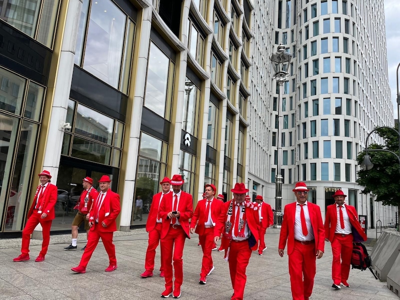 Als Gruppe erregen die Red Hot Austrian Fans auch in Berlin große Aufmerksamkeit. (Bild: Red Hot Austrian Fans)