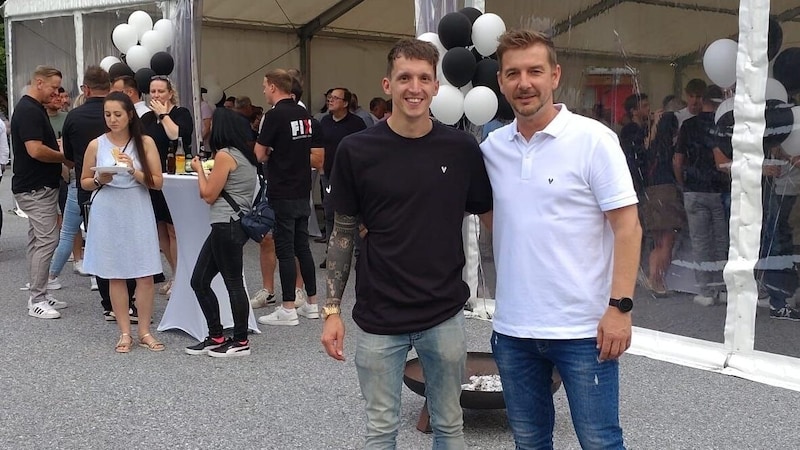David Preiß (right, next to captain Allmannsdorfer) is coach, head of sport and managing director of ASK Voitsberg. (Bild: Michael Höller)