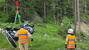 Die Feuerwehr musste das Motorrad mit einem Kran bergen. (Bild: ZOOM Tirol)