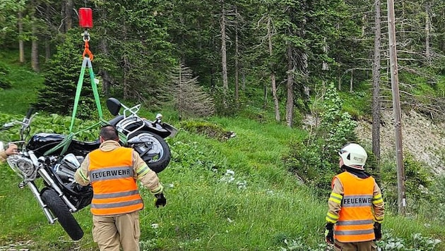 Die Feuerwehr musste das Motorrad mit einem Kran bergen. (Bild: ZOOM Tirol)