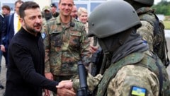  Präsident Wolodymyr Selenskyj während eines Besuchs ukrainischer Soldaten auf einem deutschen Trainingsgelände (Bild: APA/AFP/POOL/Jens Büttner)