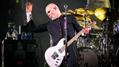 Langer Mantel, kahle Birne und gute Laune: Billy Corgan zeigte sich dem Wiener Publikum in Bestform. (Bild: Andreas Graf)