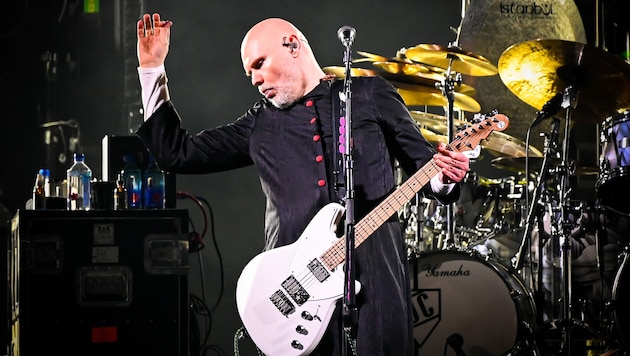 Langer Mantel, kahle Birne und gute Laune: Billy Corgan zeigte sich dem Wiener Publikum in Bestform. (Bild: Andreas Graf)