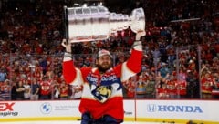 Oliver Ekman-Larsson holds up the Stanley Cup. (Bild: AFP/GETTY IMAGES/BRUCE BENNETT)