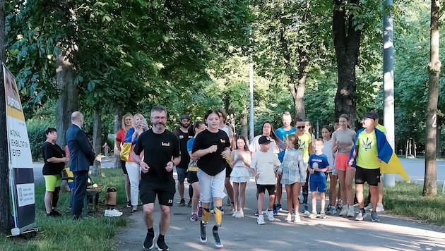 Yana Stepanenko, who lost both legs in a Russian missile attack on the Kramatorsk train station in April 2012, walked with her prostheses in Vienna on Monday evening. (Bild: Oleksandra Saienko)