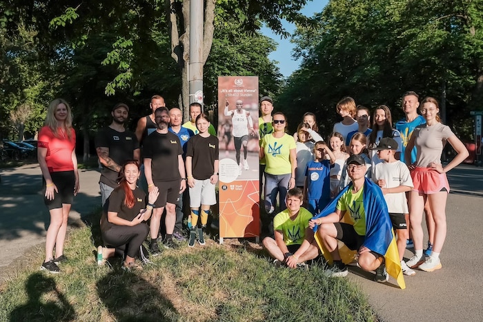 Treffpunkt für den Termin war die Gedenktafel an den Rekord-Marathon von Eliud Kipchoge.