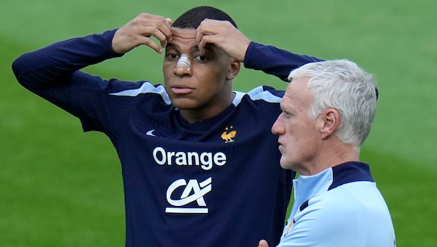 Kylian Mbappe (li.) und Didier Deschamps (Bild: AP ( via APA) Austria Presse Agentur/ASSOCIATED PRESS)