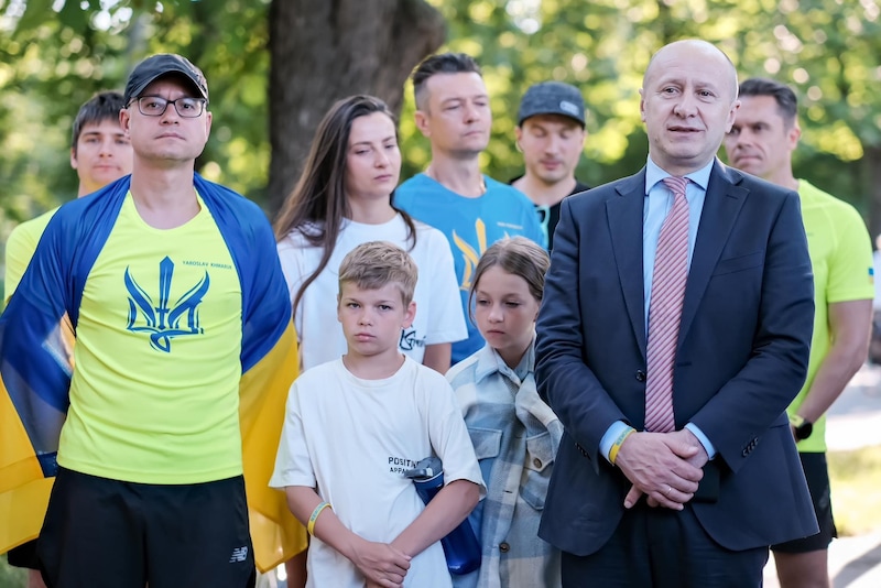 Auch der ukrainische Botschafter,  Dr. Vasyl Khymynets, war bei dem Termin auf der Prater-Hauptallee dabei. (Bild: Oleksandra Saienko)