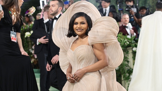 Mindy Kaling became a mom for the third time back in February. She has now revealed the secret and shared the first photos of her offspring. (Bild: APA/Getty Images via AFP/GETTY IMAGES/Dimitrios Kambouris)