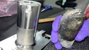 Bei dem Metallstück könnte es sich laut NASA um Überreste eines Batteriepacks der ISS handeln. 