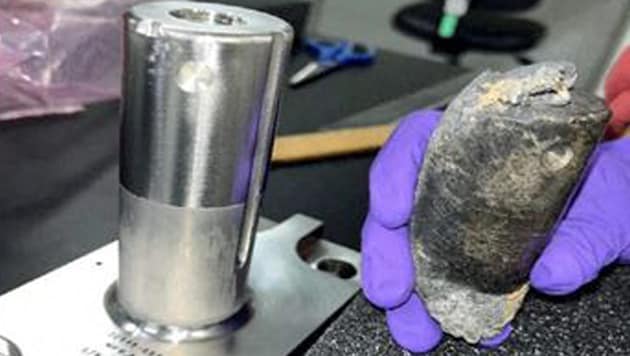 According to NASA, the piece of metal could be the remains of a battery pack from the ISS. (Bild: APA/AFP)