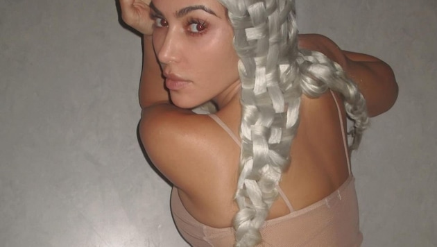 Kim Kardashian'ın yeni saç modeli ona bolca alay konusu kazandırıyor. (Bild: instagram.com/kimkardashian)