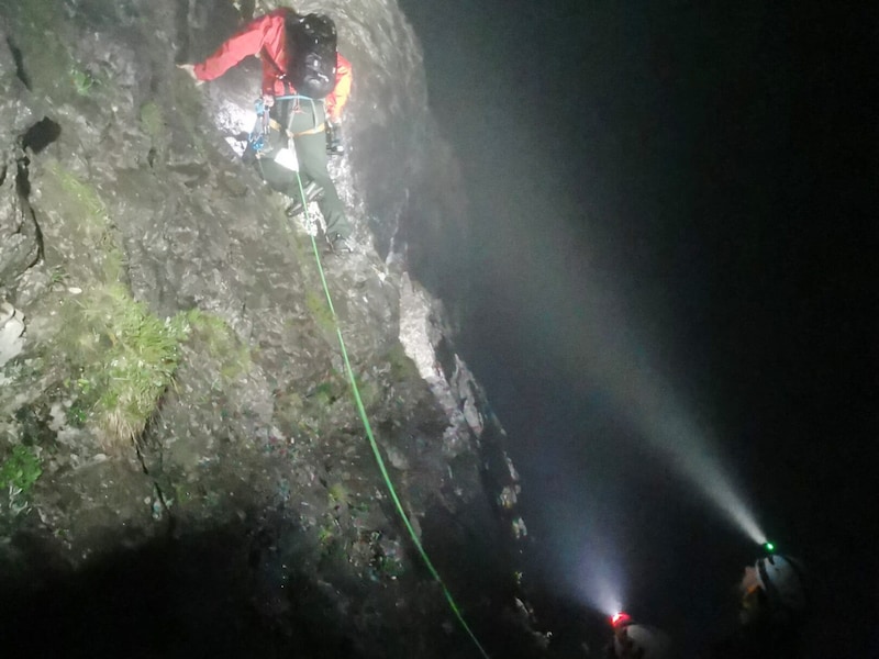 The mountain rescuers climbed up to the Czechs in heavy rain during the night. (Bild: ZOOM Tirol)