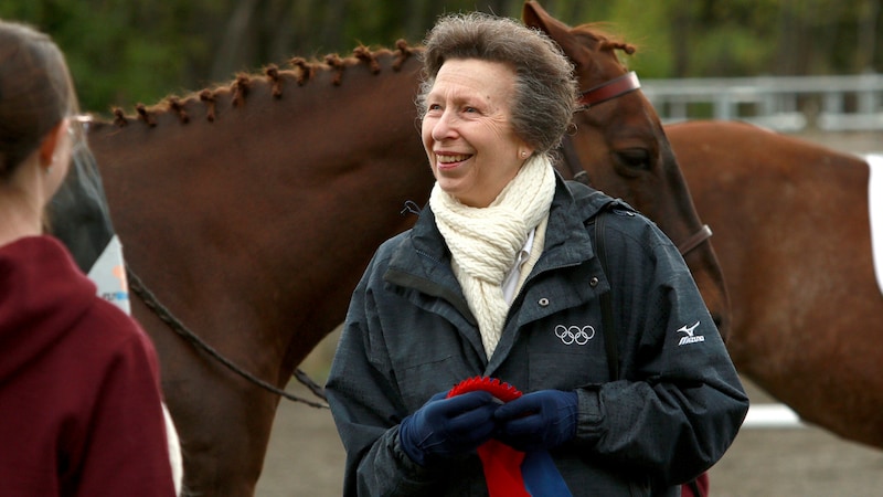 Prenses Anne bir at hayranıdır. Atla yaşadığı bir olayın ardından Prenses Kraliyet'in Cuma günü evine dönmesine izin verildi. (Bild: APA/Chad Hipolito/The Canadian Press via AP, File)