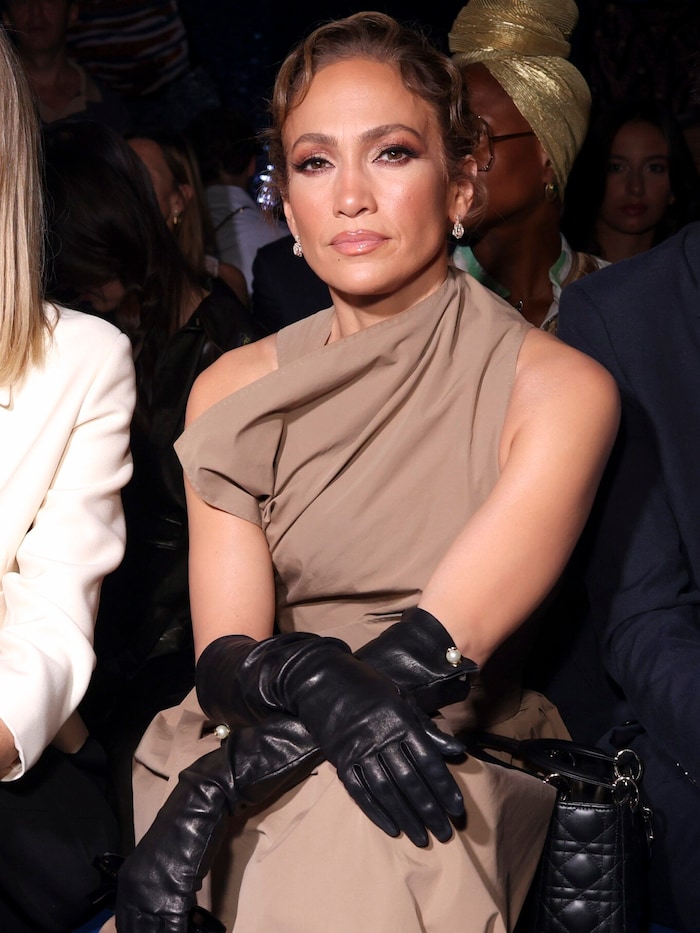 Trägt J.Lo noch ihren Ehering? Ihren Ringfinger versteckte die Sängerin in Paris unter Lederhandschuhen.