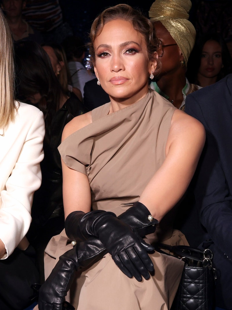 J.Lo hala alyansını takıyor mu? Şarkıcı Paris'te yüzük parmağını deri eldivenlerin altına sakladı. (Bild: APA/Vianney Le Caer/Invision/AP)